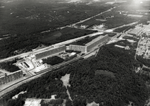 94771 Luchtfoto van een gedeelte van de wijk Vollenhove met omringende bossen te Zeist uit het zuidoosten; met in het ...